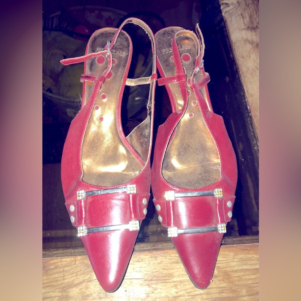 FIRST CLASS Red kitten heels